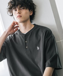 U.S. POLO ASSN.（ユーエスポロアッスン）の「U.S. POLO ASSN. ユーエスポロアッスン 別注コラボワンポイントロゴ刺繍天竺ヘンリーネック半袖Tシャツ（Tシャツ/カットソー）」