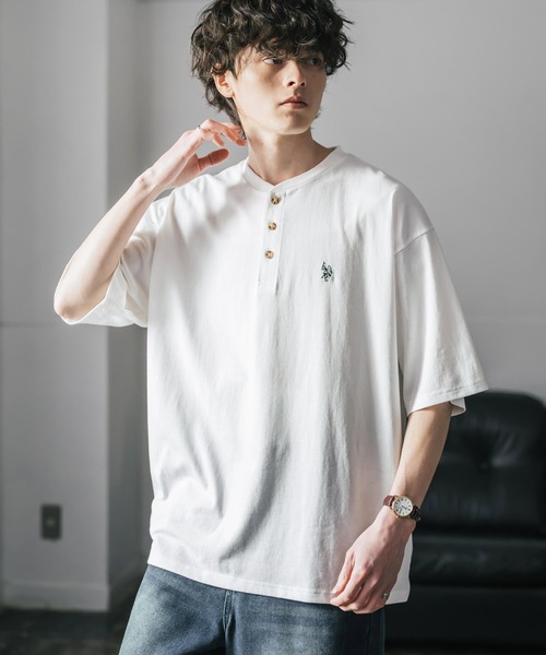 U.S. POLO ASSN.(ユーエスポロアッスン)の「U.S. POLO ASSN. ユーエスポロアッスン 別注コラボワンポイントロゴ刺繍天竺ヘンリーネック半袖Tシャツ(Tシャツ/カットソー・メンズ・ブラウン/ホワイト/ベージュ/チャコール/ネイビー/ブラック/ワイン・M/XL/L)」の8枚目の写真