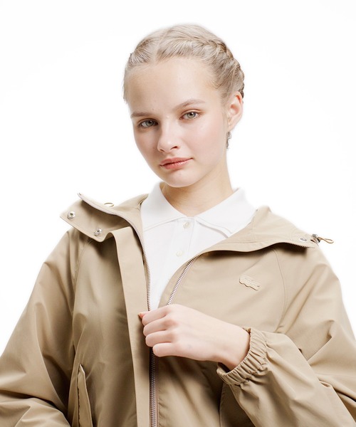 LACOSTE（ラコステ）の「インパーテッドプリーツ Aラインマウンテンパーカー（マウンテンパーカー・レディース・ブラック/ベージュ・40/38/36/34）」の22枚目の写真