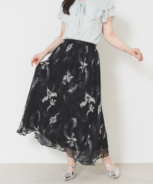 MISCH MASCH(ミッシュマッシュ)の「2026春夏新作 ニュアンスフラワーシアーロングスカート(スカート・レディース・ブラック・フリ-)」の2枚目の写真