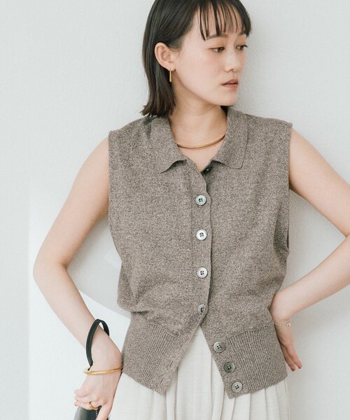 RIVE DROITE（リヴドロワ）の「予約【抜け感のある印象に】メランジポロカラーベスト（ニット/セーター・レディース・モカ/グレー・FREE）」の2枚目の写真