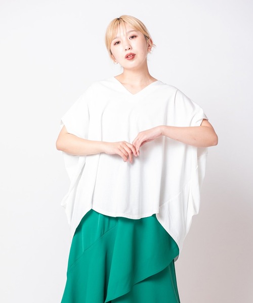OSMOSIS(オズモーシス)の「Vネックサイドドレーププルオーバー(Tシャツ/カットソー・レディース・チャコール/ブルー/ホワイト/ブラック/ライトグリーン・ONE SIZE)」の2枚目の写真