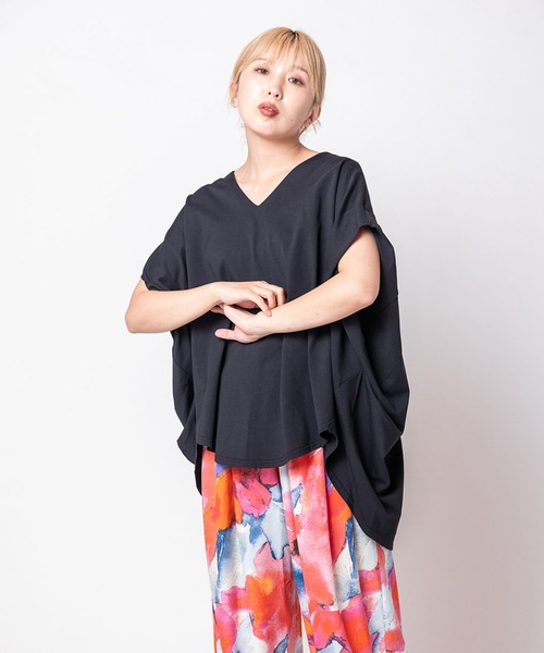 OSMOSIS(オズモーシス)の「Vネックサイドドレーププルオーバー(Tシャツ/カットソー・レディース・チャコール/ブルー/ホワイト/ブラック/ライトグリーン・ONE SIZE)」の3枚目の写真