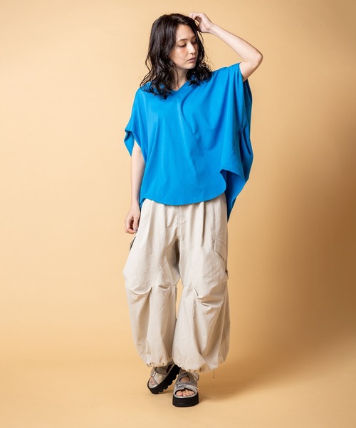 OSMOSIS(オズモーシス)の「Vネックサイドドレーププルオーバー(Tシャツ/カットソー・レディース・チャコール/ブルー/ホワイト/ブラック/ライトグリーン・ONE SIZE)」の6枚目の写真