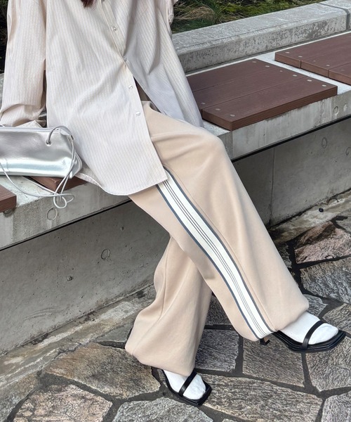 ISOOK(アイスー)の「【ISOOK / アイスー】配色ラインワイドパンツ / トラックパンツ ジャージ ビッグシルエット ドロスト ZOZOTOWN限定(スウェットパンツ・レディース・グレー/ブラック/ベージュ・FREE)」の3枚目の写真