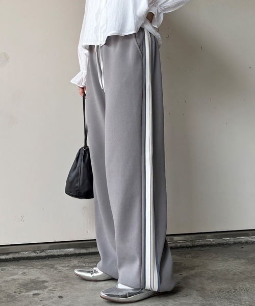 ISOOK(アイスー)の「【ISOOK / アイスー】配色ラインワイドパンツ / トラックパンツ ジャージ ビッグシルエット ドロスト ZOZOTOWN限定(スウェットパンツ・レディース・グレー/ブラック/ベージュ・FREE)」の1枚目の写真