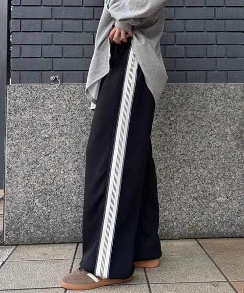 ISOOK(アイスー)の「【ISOOK / アイスー】配色ラインワイドパンツ / トラックパンツ ジャージ ビッグシルエット ドロスト ZOZOTOWN限定(スウェットパンツ・レディース・グレー/ブラック/ベージュ・FREE)」の2枚目の写真