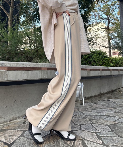 ISOOK(アイスー)の「【ISOOK / アイスー】配色ラインワイドパンツ / トラックパンツ ジャージ ビッグシルエット ドロスト ZOZOTOWN限定(スウェットパンツ・レディース・グレー/ブラック/ベージュ・FREE)」の12枚目の写真