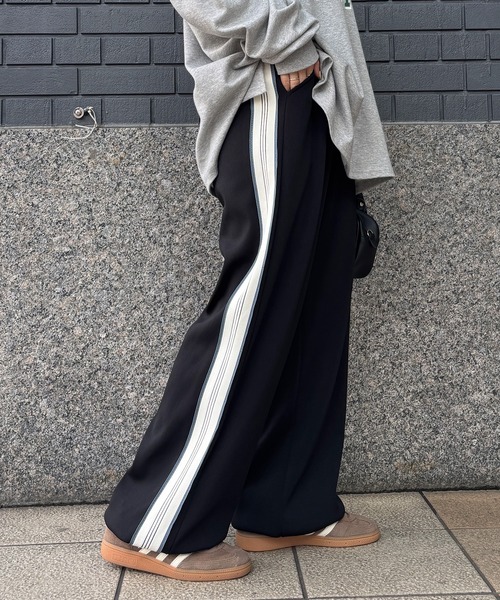ISOOK(アイスー)の「【ISOOK / アイスー】配色ラインワイドパンツ / トラックパンツ ジャージ ビッグシルエット ドロスト ZOZOTOWN限定(スウェットパンツ・レディース・グレー/ブラック/ベージュ・FREE)」の8枚目の写真