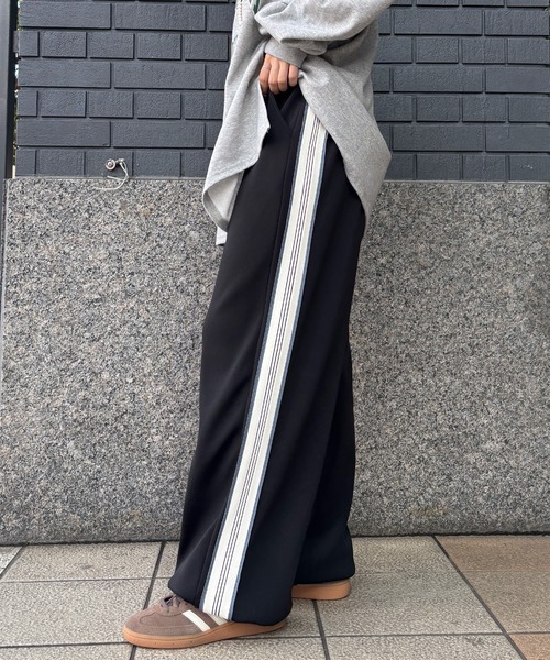 ISOOK(アイスー)の「【ISOOK / アイスー】配色ラインワイドパンツ / トラックパンツ ジャージ ビッグシルエット ドロスト ZOZOTOWN限定(スウェットパンツ・レディース・グレー/ブラック/ベージュ・FREE)」の20枚目の写真