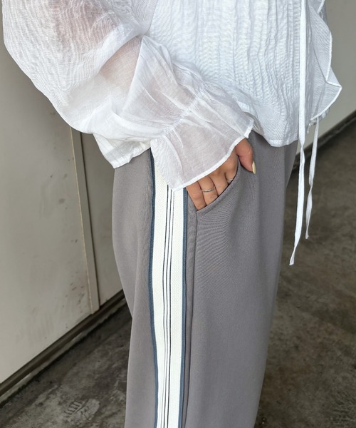 ISOOK(アイスー)の「【ISOOK / アイスー】配色ラインワイドパンツ / トラックパンツ ジャージ ビッグシルエット ドロスト ZOZOTOWN限定(スウェットパンツ・レディース・グレー/ブラック/ベージュ・FREE)」の21枚目の写真