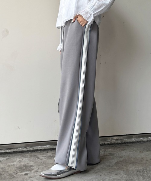 ISOOK(アイスー)の「【ISOOK / アイスー】配色ラインワイドパンツ / トラックパンツ ジャージ ビッグシルエット ドロスト ZOZOTOWN限定(スウェットパンツ・レディース・グレー/ブラック/ベージュ・FREE)」の6枚目の写真