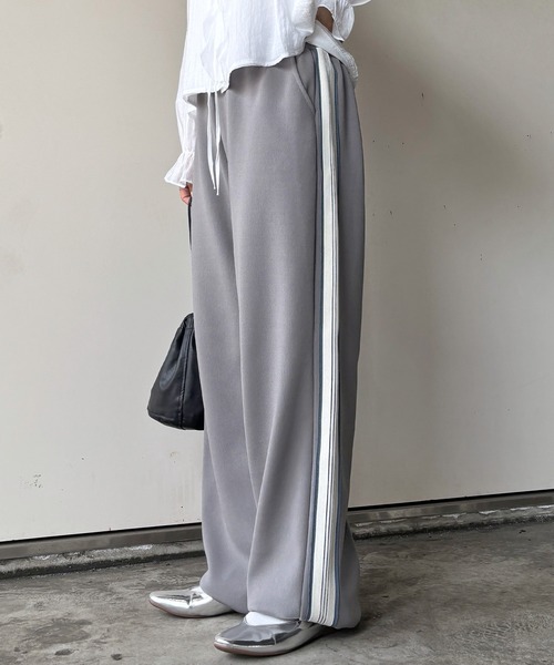 ISOOK(アイスー)の「【ISOOK / アイスー】配色ラインワイドパンツ / トラックパンツ ジャージ ビッグシルエット ドロスト ZOZOTOWN限定(スウェットパンツ・レディース・グレー/ブラック/ベージュ・FREE)」の16枚目の写真