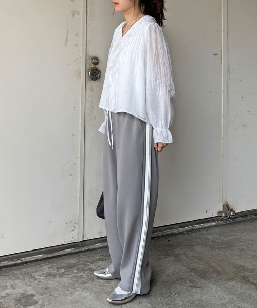 ISOOK(アイスー)の「【ISOOK / アイスー】配色ラインワイドパンツ / トラックパンツ ジャージ ビッグシルエット ドロスト ZOZOTOWN限定(スウェットパンツ・レディース・グレー/ブラック/ベージュ・FREE)」の17枚目の写真