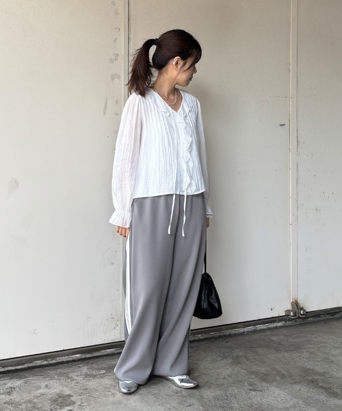 ISOOK(アイスー)の「【ISOOK / アイスー】配色ラインワイドパンツ / トラックパンツ ジャージ ビッグシルエット ドロスト ZOZOTOWN限定(スウェットパンツ・レディース・グレー/ブラック/ベージュ・FREE)」の4枚目の写真