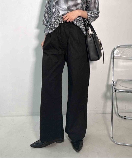 AS KNOW AS plus(アズノゥアズプラス)の「◯ベルト付き ワンポイント刺繍 ストレートチノパンツ(チノパンツ・レディース・ベージュ/カーキ/ブラック・FREE)」の2枚目の写真