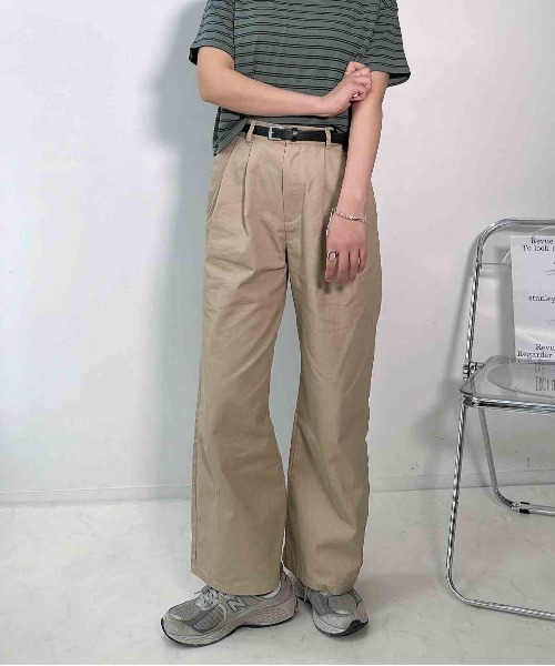 AS KNOW AS plus(アズノゥアズプラス)の「◯ベルト付き ワンポイント刺繍 ストレートチノパンツ(チノパンツ・レディース・ベージュ/カーキ/ブラック・FREE)」の4枚目の写真