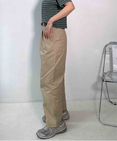 AS KNOW AS plus(アズノゥアズプラス)の「◯ベルト付き ワンポイント刺繍 ストレートチノパンツ(チノパンツ・レディース・ベージュ/カーキ/ブラック・FREE)」の7枚目の写真
