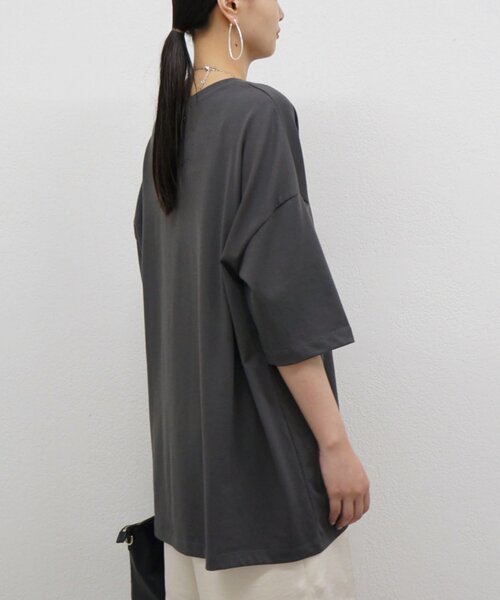 LOUNGEDRESS(ラウンジドレス)の「《着回し/秋まで着られる》オーバーサイズT(Tシャツ/カットソー・レディース・オフホワイト/チャコールグレー/ホワイト系その他・FREE)」の16枚目の写真