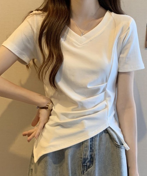 Lips(リップス)の「サイドタック×アシンメトリーデザインで魅せる♪こなれ感たっぷりのVネックトップス(Tシャツ/カットソー・レディース・ホワイト/ピンク・FREE)」の1枚目の写真