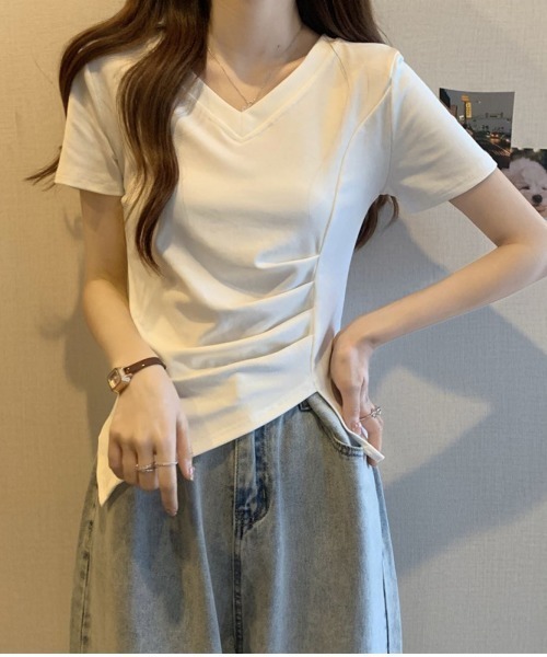 Lips(リップス)の「サイドタック×アシンメトリーデザインで魅せる♪こなれ感たっぷりのVネックトップス(Tシャツ/カットソー・レディース・ホワイト/ピンク・FREE)」の11枚目の写真