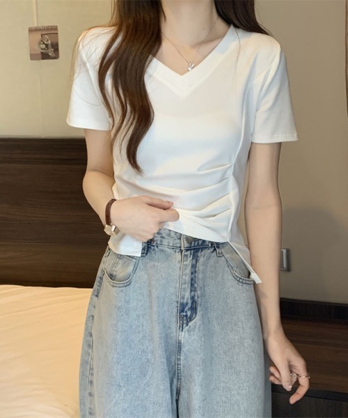 Lips(リップス)の「サイドタック×アシンメトリーデザインで魅せる♪こなれ感たっぷりのVネックトップス(Tシャツ/カットソー・レディース・ホワイト/ピンク・FREE)」の7枚目の写真