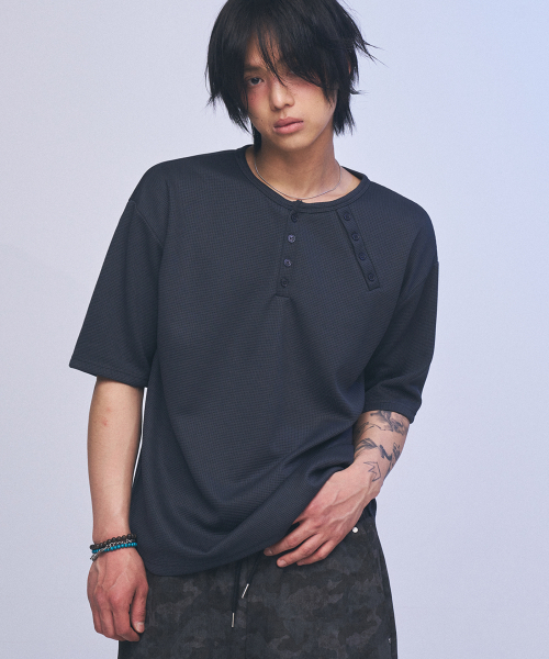 SOMEPLACE MAN(サムプレイス・マン)の「ワッフルサイドスナップポイントベーシックラウンドネック半袖Tシャツ_3COLOR(Tシャツ/カットソー・メンズ・ネイビー/アイボリー/ブラック・FREE)」の9枚目の写真