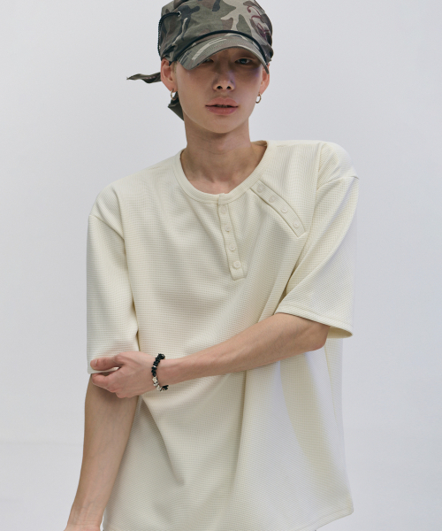 SOMEPLACE MAN(サムプレイス・マン)の「ワッフルサイドスナップポイントベーシックラウンドネック半袖Tシャツ_3COLOR(Tシャツ/カットソー・メンズ・ネイビー/アイボリー/ブラック・FREE)」の10枚目の写真