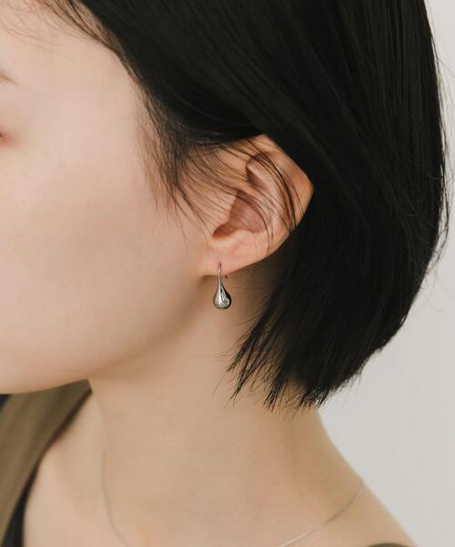 SMELLY(スメリー)の「ステンレスドロップフックピアス(ピアス(両耳用)・レディース・シルバー・-)」の4枚目の写真