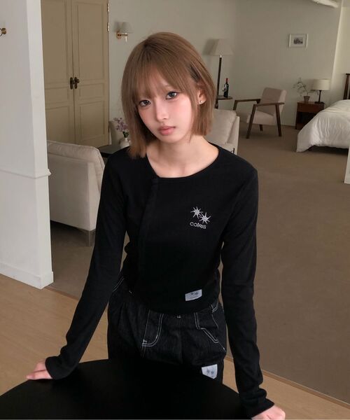 COIRIS(コイリス)の「カナ アンバランスボタン 長袖Tシャツ (3カラー)(Tシャツ/カットソー・レディース・ホワイト/ブラック/グレー系・FREE)」の18枚目の写真