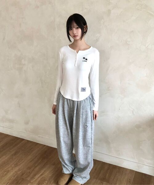 COIRIS(コイリス)の「カナ アンバランスボタン 長袖Tシャツ (3カラー)(Tシャツ/カットソー・レディース・ホワイト/ブラック/グレー系・FREE)」の19枚目の写真