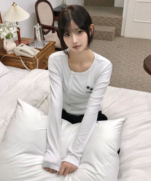COIRIS(コイリス)の「カナ アンバランスボタン 長袖Tシャツ (3カラー)(Tシャツ/カットソー・レディース・ホワイト/ブラック/グレー系・FREE)」の21枚目の写真