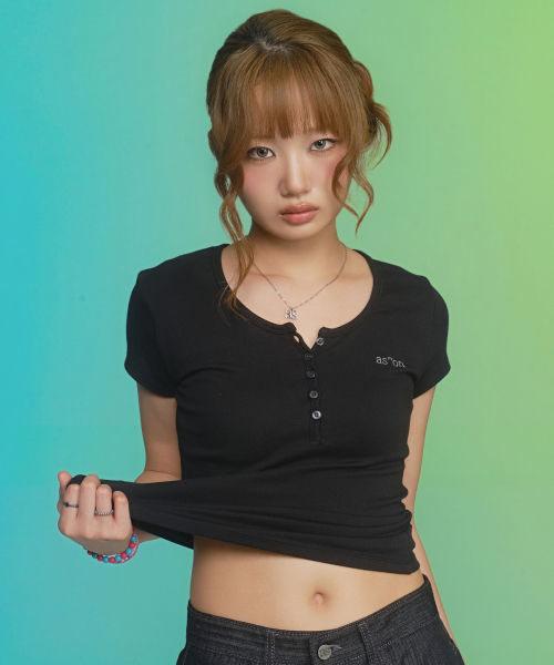 ASON(アズオン)の「EVER BUTTON TEE / BLACK(Tシャツ/カットソー・レディース・その他・FREE)」の1枚目の写真