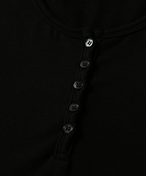 ASON(アズオン)の「EVER BUTTON TEE / BLACK(Tシャツ/カットソー・レディース・その他・FREE)」の4枚目の写真