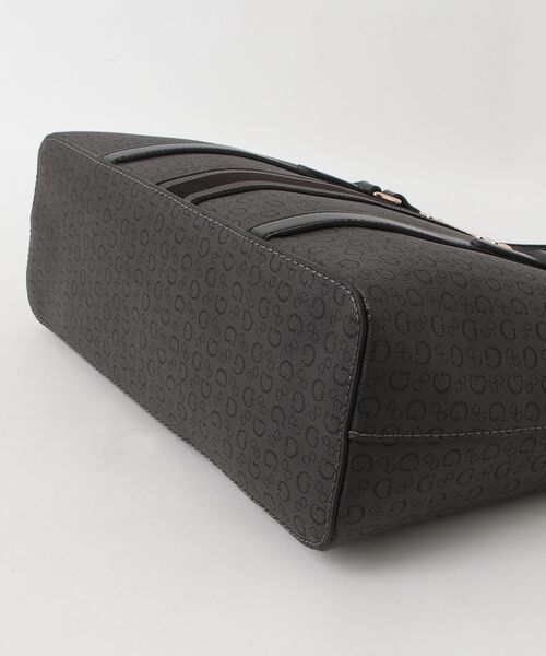 Guess(ゲス)の「RAQUEL Carryall トートバッグ(トートバッグ・レディース・ブラウン/ダークブルー/ダークグレー・ONE SIZE)」の11枚目の写真