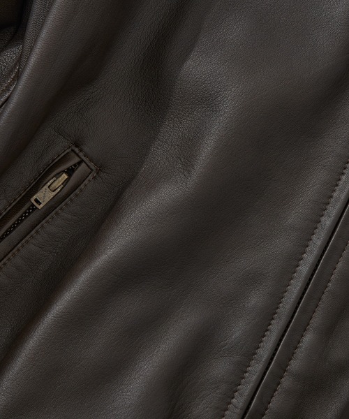 YLEVE(イレーヴ)の「【YLEVE/イレーヴ】SHEEP AVIATOR LEATHER JACKET(ブルゾン・メンズ・ダークブラウン・4)」の4枚目の写真