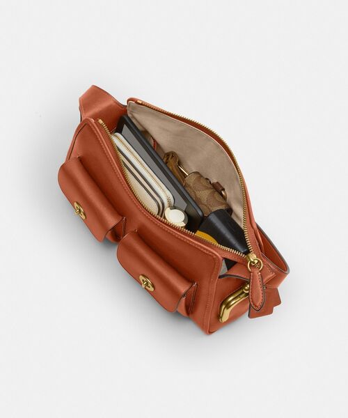 COACH（コーチ）の「ターンロック ハバーサック バッグ 27（ショルダーバッグ・レディース・ブラウン系その他・ONE）」の4枚目の写真