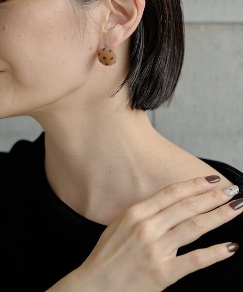 ear PAPILLONNER（イアパピヨネ）の「フロッキー水玉ピアス《WEB＆一部店舗限定/チタンポスト》（ピアス（両耳用）・レディース・ボルドー/サンドベージュ・FREE）」の8枚目の写真