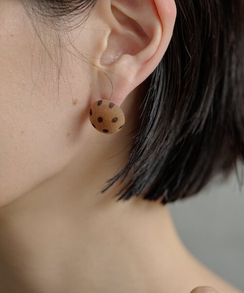 ear PAPILLONNER（イアパピヨネ）の「フロッキー水玉ピアス《WEB＆一部店舗限定/チタンポスト》（ピアス（両耳用）・レディース・ボルドー/サンドベージュ・FREE）」の7枚目の写真