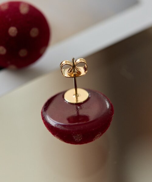 ear PAPILLONNER（イアパピヨネ）の「フロッキー水玉ピアス《WEB＆一部店舗限定/チタンポスト》（ピアス（両耳用）・レディース・ボルドー/サンドベージュ・FREE）」の5枚目の写真
