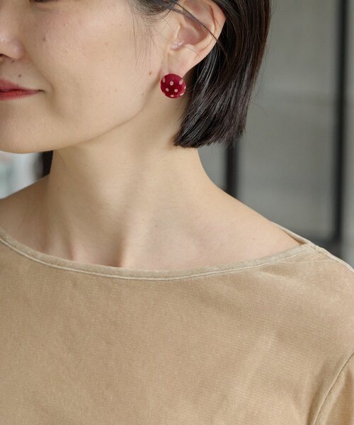 ear PAPILLONNER（イアパピヨネ）の「フロッキー水玉ピアス《WEB＆一部店舗限定/チタンポスト》（ピアス（両耳用）・レディース・ボルドー/サンドベージュ・FREE）」の4枚目の写真
