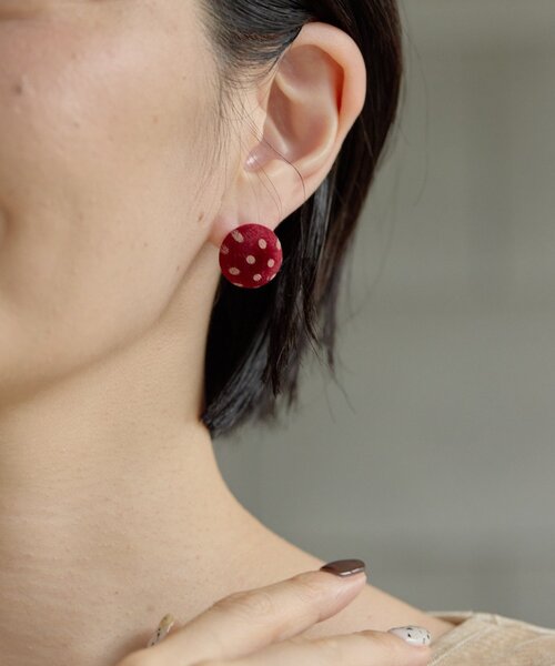 ear PAPILLONNER（イアパピヨネ）の「フロッキー水玉ピアス《WEB＆一部店舗限定/チタンポスト》（ピアス（両耳用）・レディース・ボルドー/サンドベージュ・FREE）」の3枚目の写真