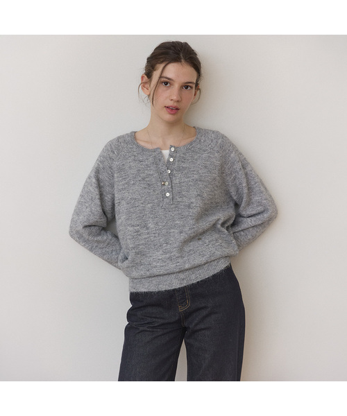 OURHOPE(アワーホープ)の「ブラッシュドウール ヘンリーネック ラグラン ニット - Melange Grey(ニット/セーター・レディース・グレー・ONE)」の1枚目の写真