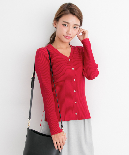 URBAN RESEARCH(アーバンリサーチ)の「UR リブVネックカーディガン(カーディガン/ボレロ・レディース・レッド/ネイビー/アイボリー・FREE)」の1枚目の写真