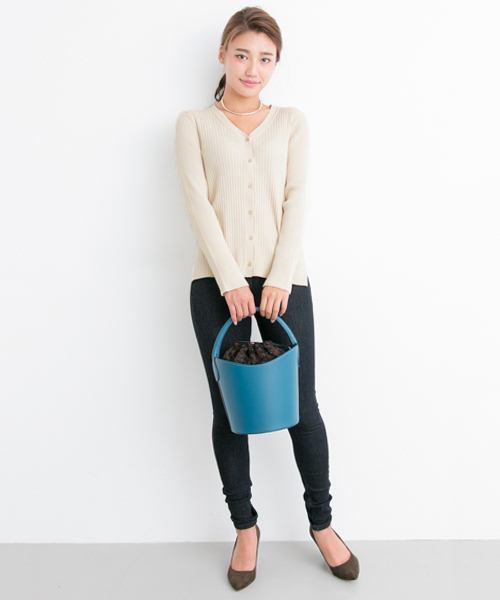 URBAN RESEARCH(アーバンリサーチ)の「UR リブVネックカーディガン(カーディガン/ボレロ・レディース・レッド/ネイビー/アイボリー・FREE)」の4枚目の写真