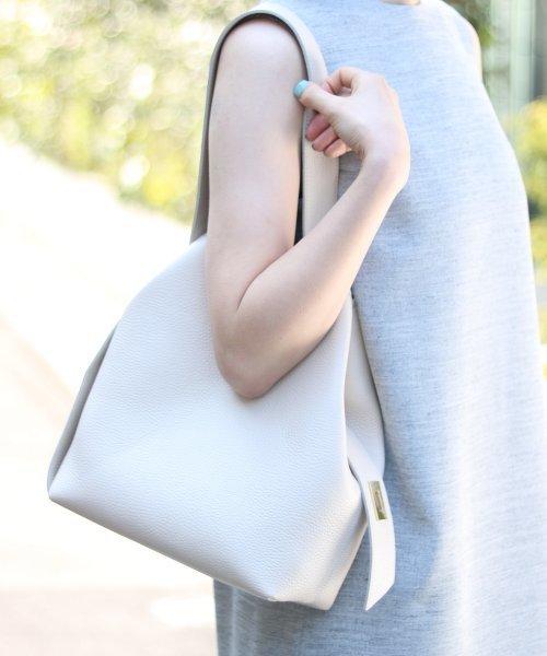 VIOLAd'ORO（ヴィオラドーロ）の「【VIOLA d'ORO】サイドベルト2WAY◆（トートバッグ・レディース・アイボリー/ブラック・FREE）」の2枚目の写真