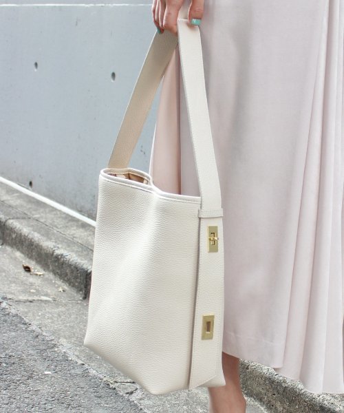 VIOLAd'ORO（ヴィオラドーロ）の「【VIOLA d'ORO】サイドベルト2WAY◆（トートバッグ・レディース・アイボリー/ブラック・FREE）」の9枚目の写真