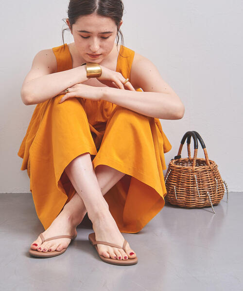 TKEES（ティキーズ）の「＜TKEES（ティキーズ）＞ トング サンダル（サンダル・レディース・ブラウン/ブラック・6/8/7/5）」の2枚目の写真