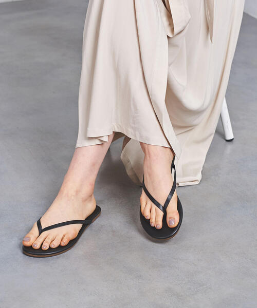 TKEES（ティキーズ）の「＜TKEES（ティキーズ）＞ トング サンダル（サンダル・レディース・ブラウン/ブラック・6/8/7/5）」の3枚目の写真