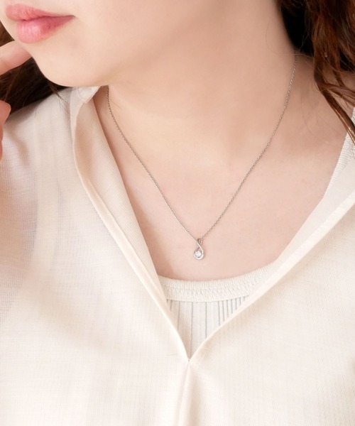 va vendome aoyama(ヴイエーヴァンドームアオヤマ)の「シルバー クロスドロップネックレス(ネックレス・レディース・シルバー・40cm)」の2枚目の写真